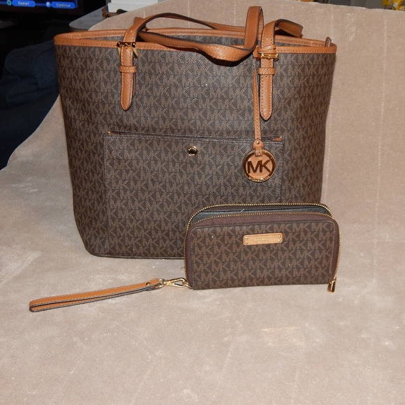 Michael Kors Handbags - Michael Kors Hobo Jet Set Large Tote